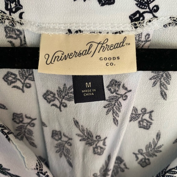 Cute Universal Thread women’s top. - Picture 2 of 3